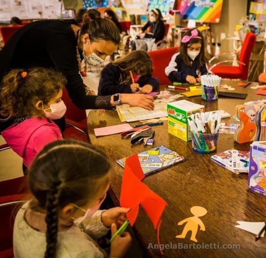 Un laboratorio con piccoli allievi (FOTO ANGELA BARTOLETTI)