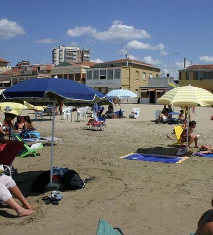 La spiaggia di Follonica d’estate (FOTO DIARCHIVIO)