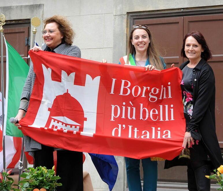 La sindaca Alberta Ticciati (al centro) riceve la bandiera