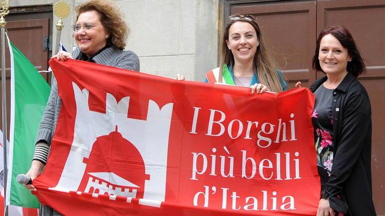 La sindaca Alberta Ticciati (al centro) riceve la bandiera