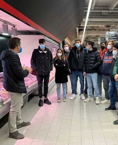 Gli studenti nel punto vendita Unicoop Tirreno di Portoferraio