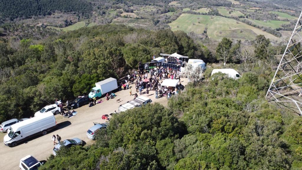 Il rave party a Poggi del Sasso fotografato dall'elicottero dell'Arma dei carabinieri
