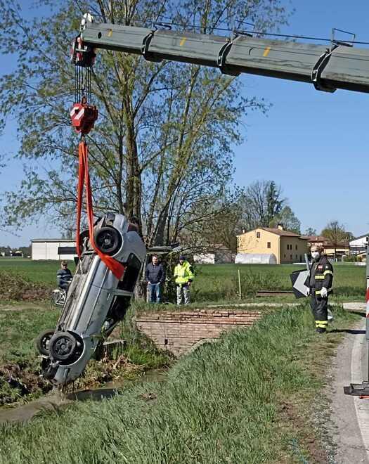 San Felice. Auto nel canale, lui si salva 