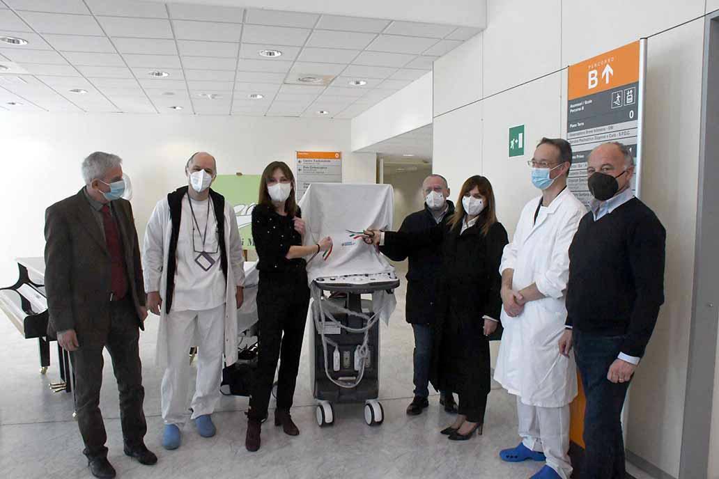 La recente donazione di un macchinario diagnostico: a destra, la presidente Bernarda Franchi