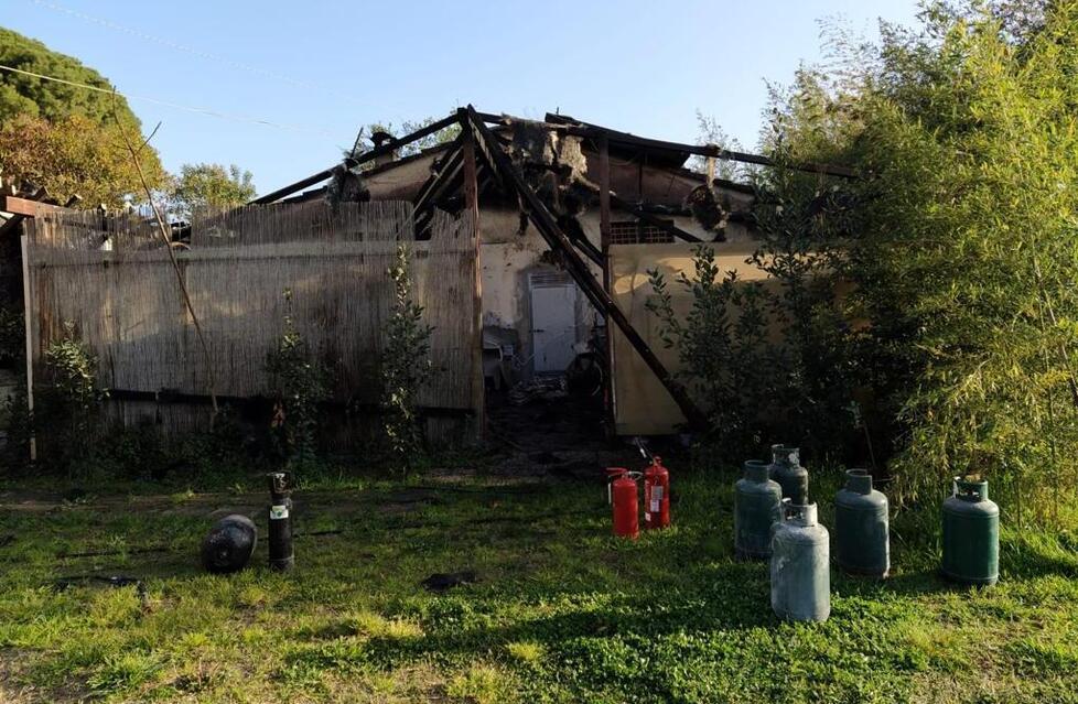Un incendio devasta la locanda Menabuoi, magazzino e veranda distrutti dalle fiamme 