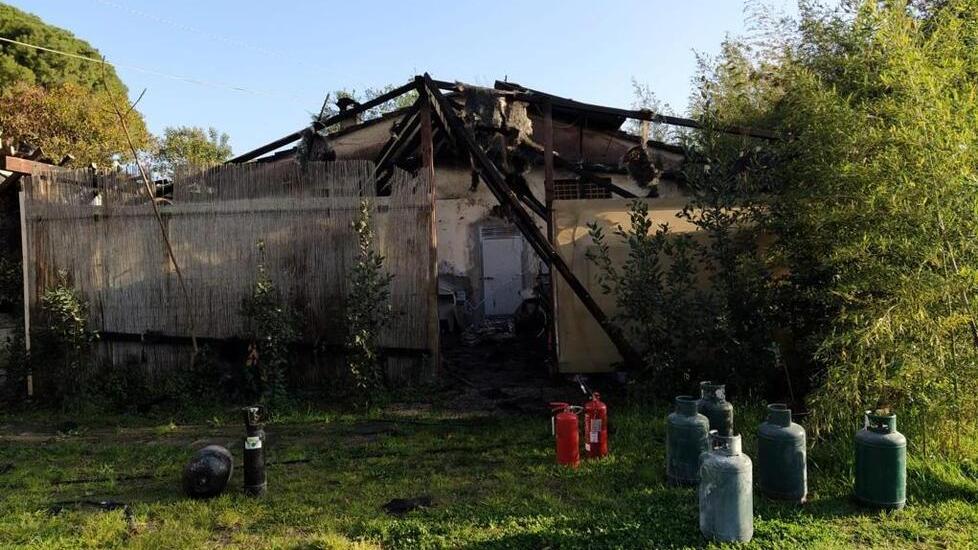 Un incendio devasta la locanda Menabuoi, magazzino e veranda distrutti dalle fiamme