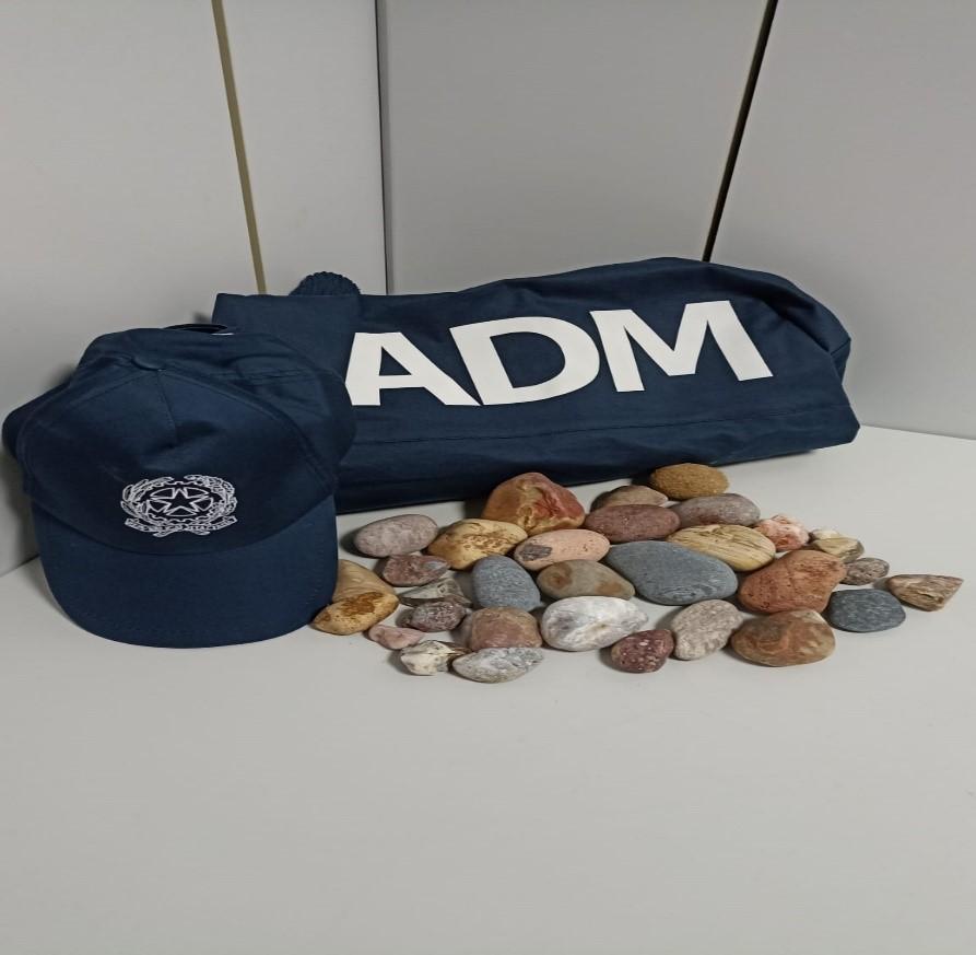 In aeroporto ad Alghero con 12 chili di ciottoli prelevati a Bosa: multato