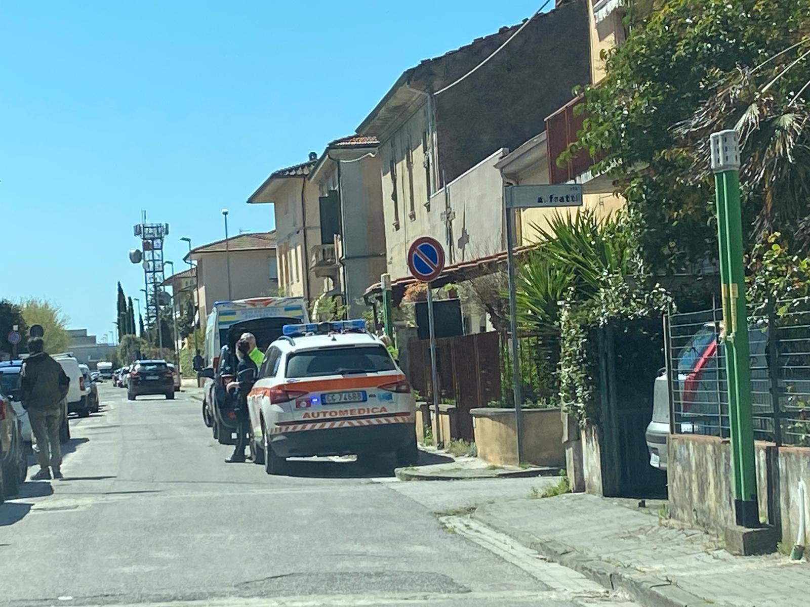 Pontedera, cade dal balcone mentre pulisce i vetri e muore