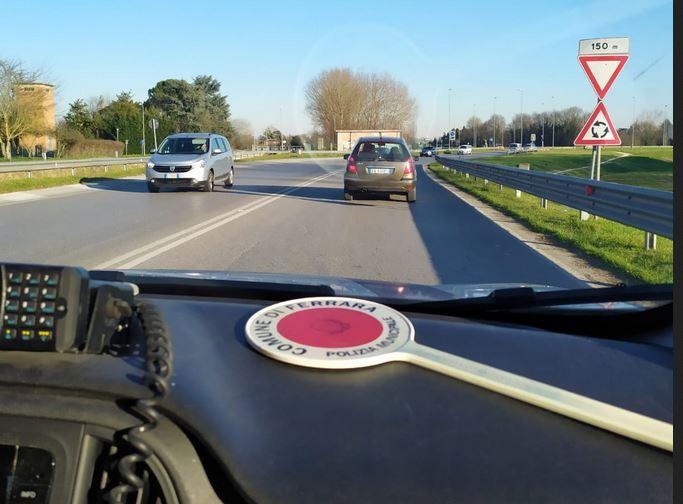 Guidava un motorino con la patente contraffatta
