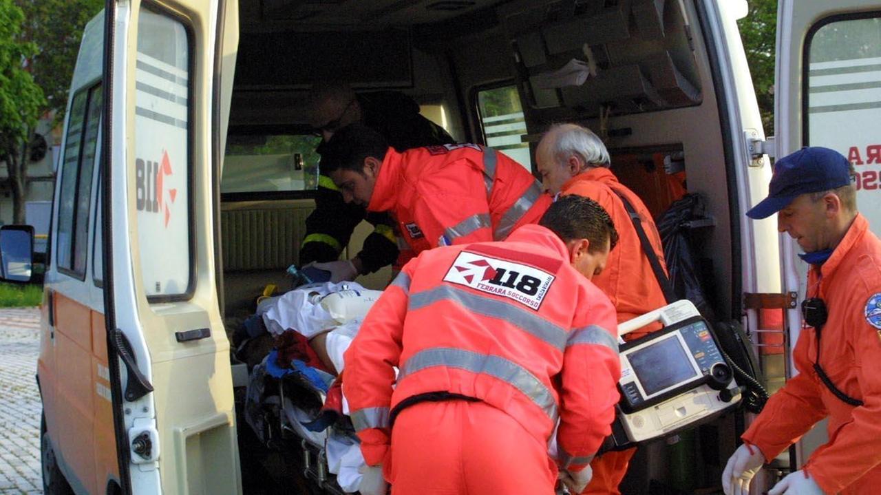 Muore investita mentre soccorre un motociclista