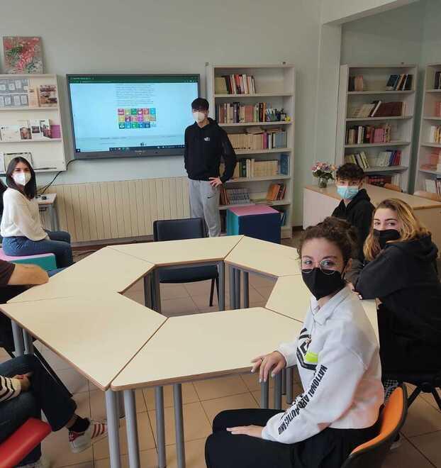 Alcuni studenti nella biblioteca del Forti