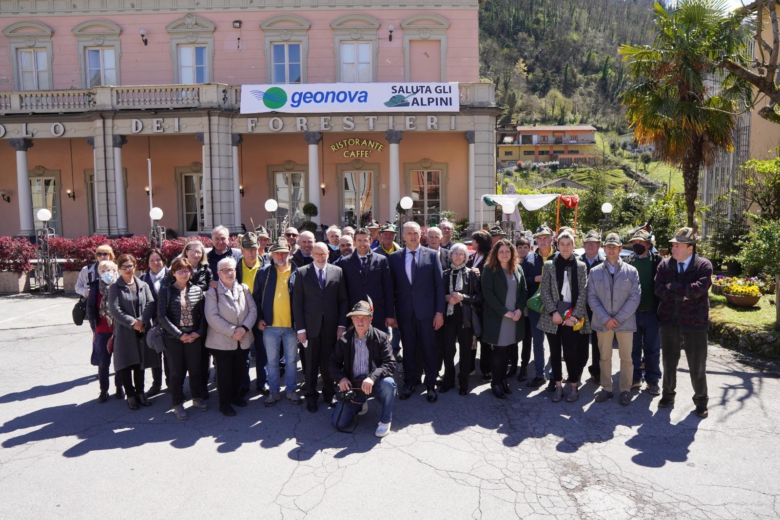 La foto di gruppo davanti al Circolo dei Forestieri