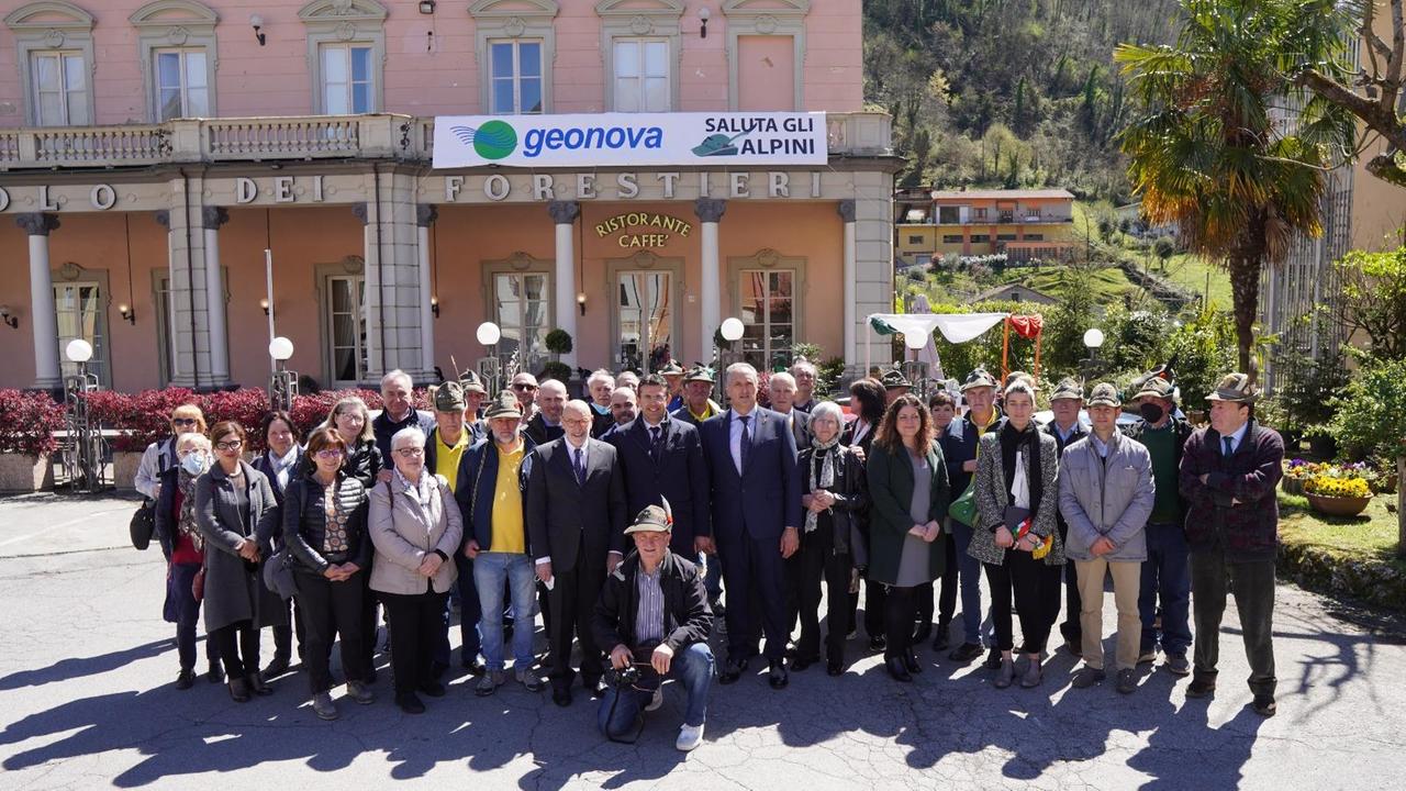 La foto di gruppo davanti al Circolo dei Forestieri
