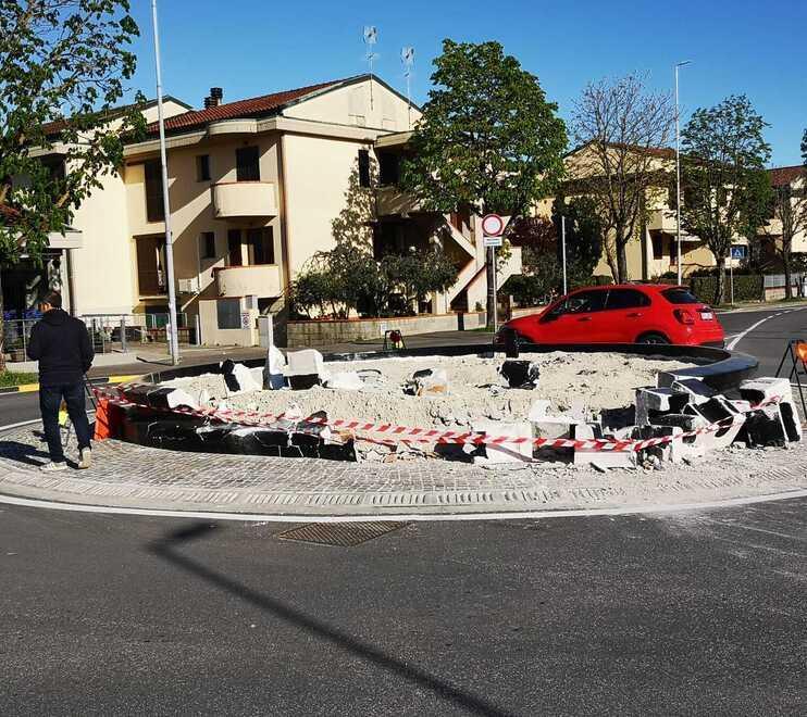Danni fatti alla rotonda in costruzione dal pick up che si è schiantato