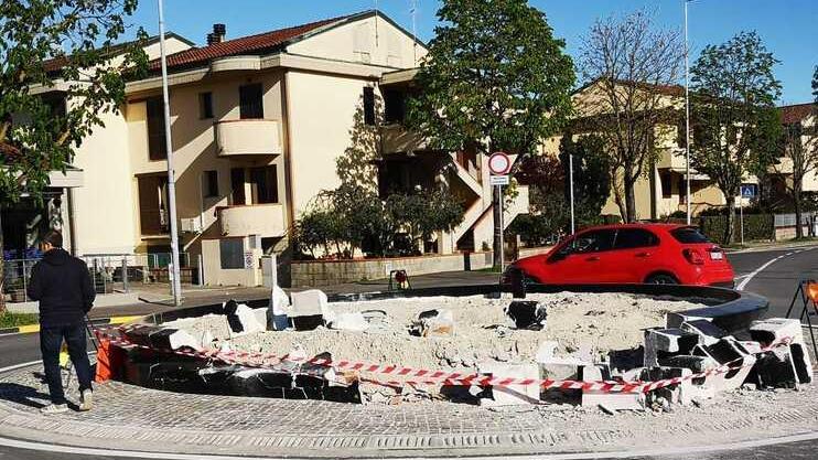 Danni fatti alla rotonda in costruzione dal pick up che si è schiantato