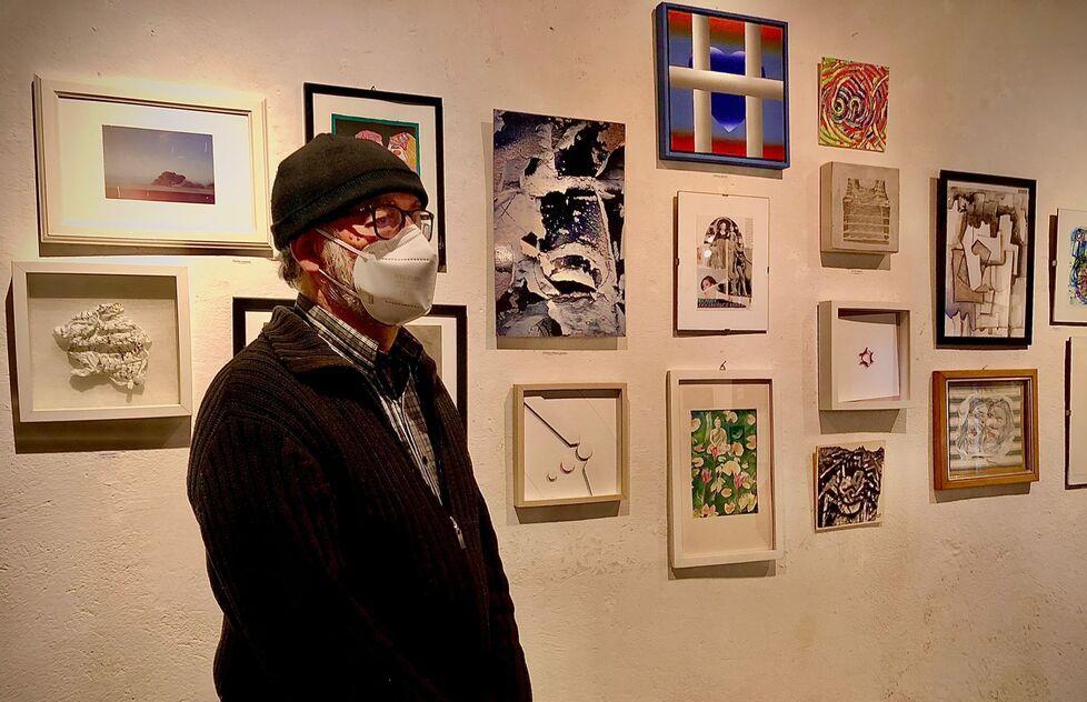 L’artista e gallerista Delio Gennai di fronte ad alcune opere in mostra
