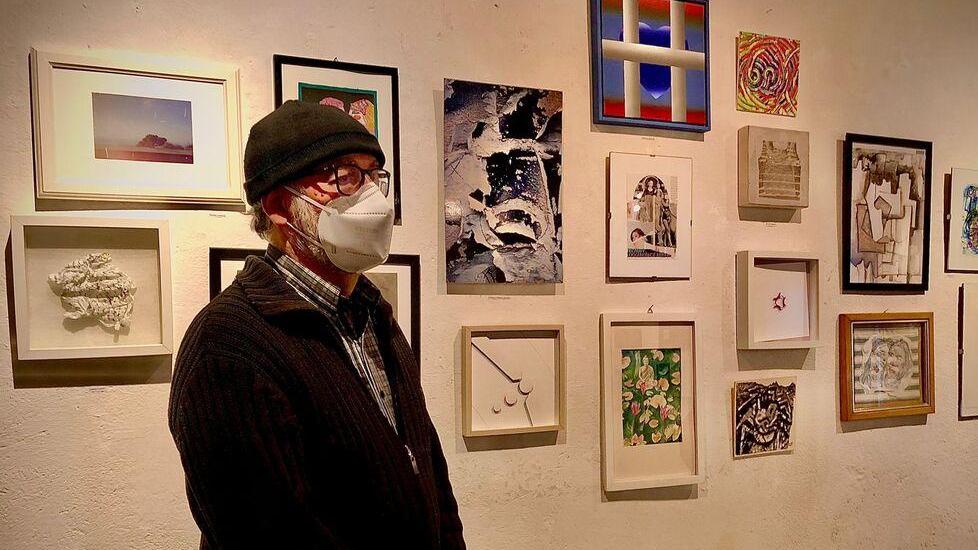 L’artista e gallerista Delio Gennai di fronte ad alcune opere in mostra