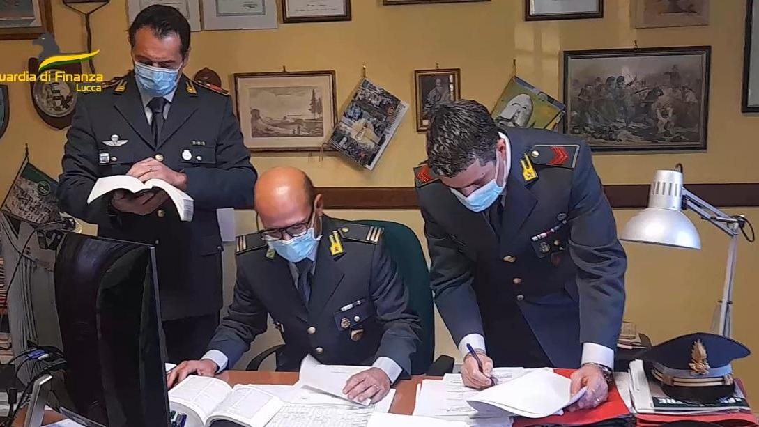Truffa sui ristori in provincia di Lucca, 19 denunce: incassati senza averne diritto 370mila euro
