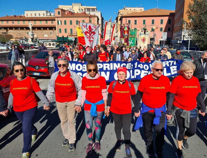 Ha attraversato le strade del centro il corteo per chiedere verità e giustizia a nome delle 140 vittime nel rogo del 10 aprile 1991 a bordo del Moby Prince (con lo striscione “140 morti, nessun colpevole”) (Franco Silvi)