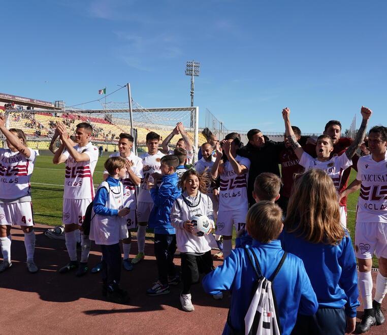 La festa degli amaranto a fine partita sotto la Curva Nord