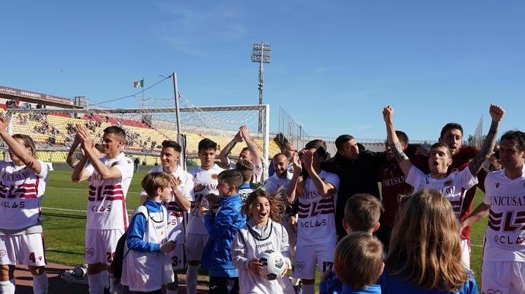 La festa degli amaranto a fine partita sotto la Curva Nord