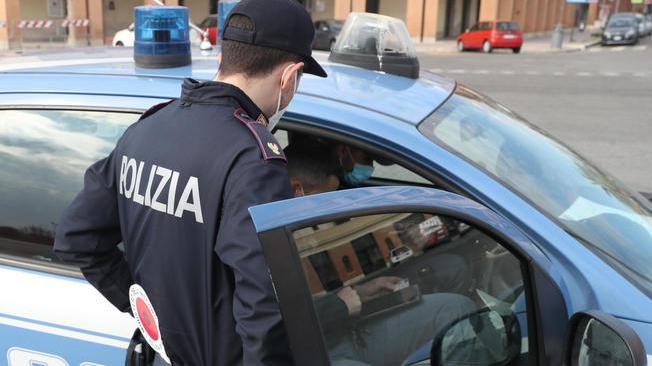 Ragazzo trovato ferito in strada a Roma, "chi sa chiami polizia"
