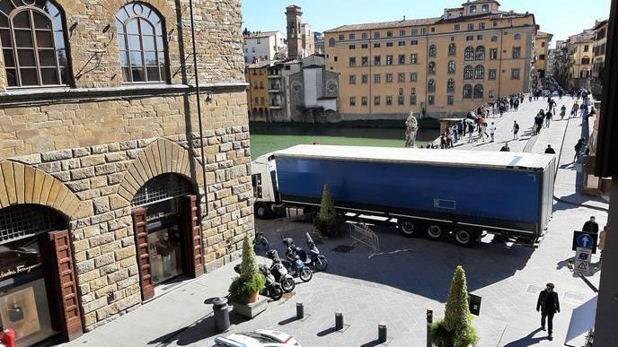 Il tir nel centro di Firenze (Foto Ansa.it)