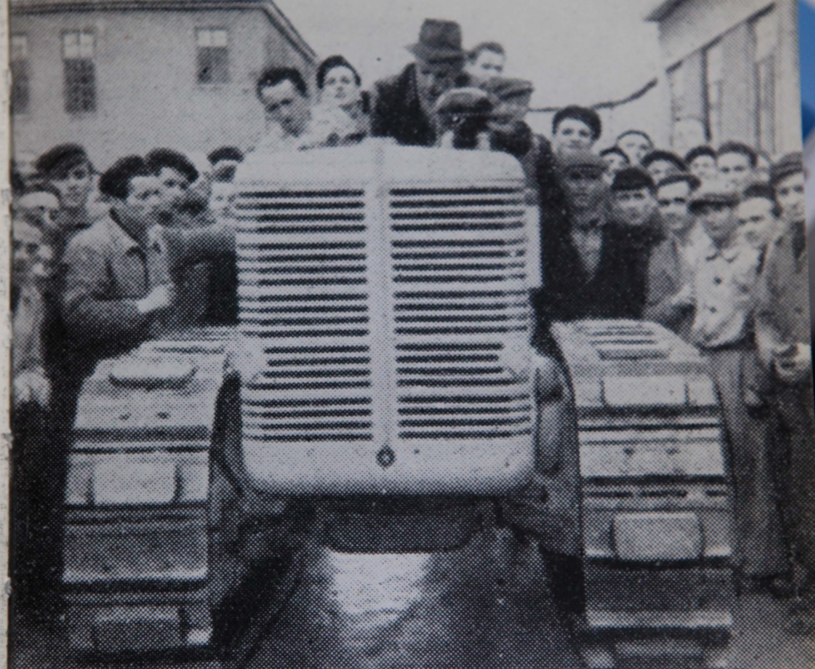 L'ingresso a Reggio Emilia del trattore R60 al termine dell'occupazione delle Officine Reggiane