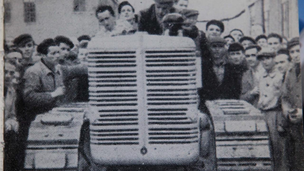 L'ingresso a Reggio Emilia del trattore R60 al termine dell'occupazione delle Officine Reggiane