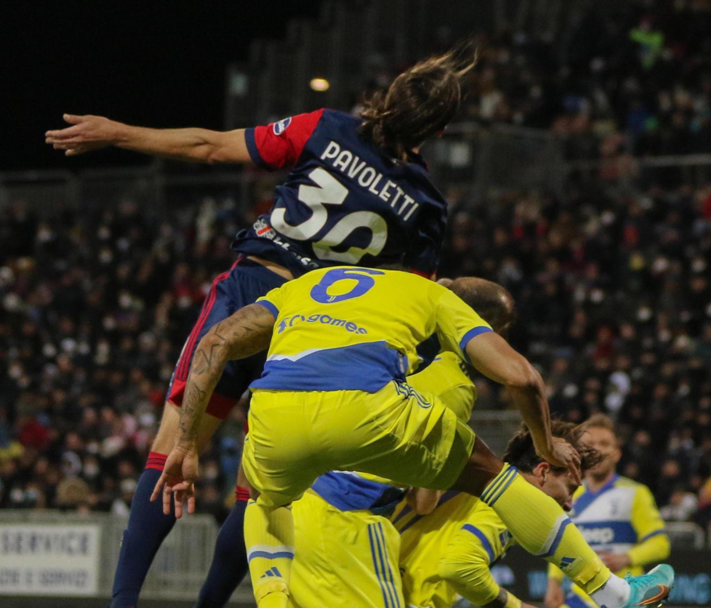 Il Cagliari ci prova, la Juventus ci riesce 