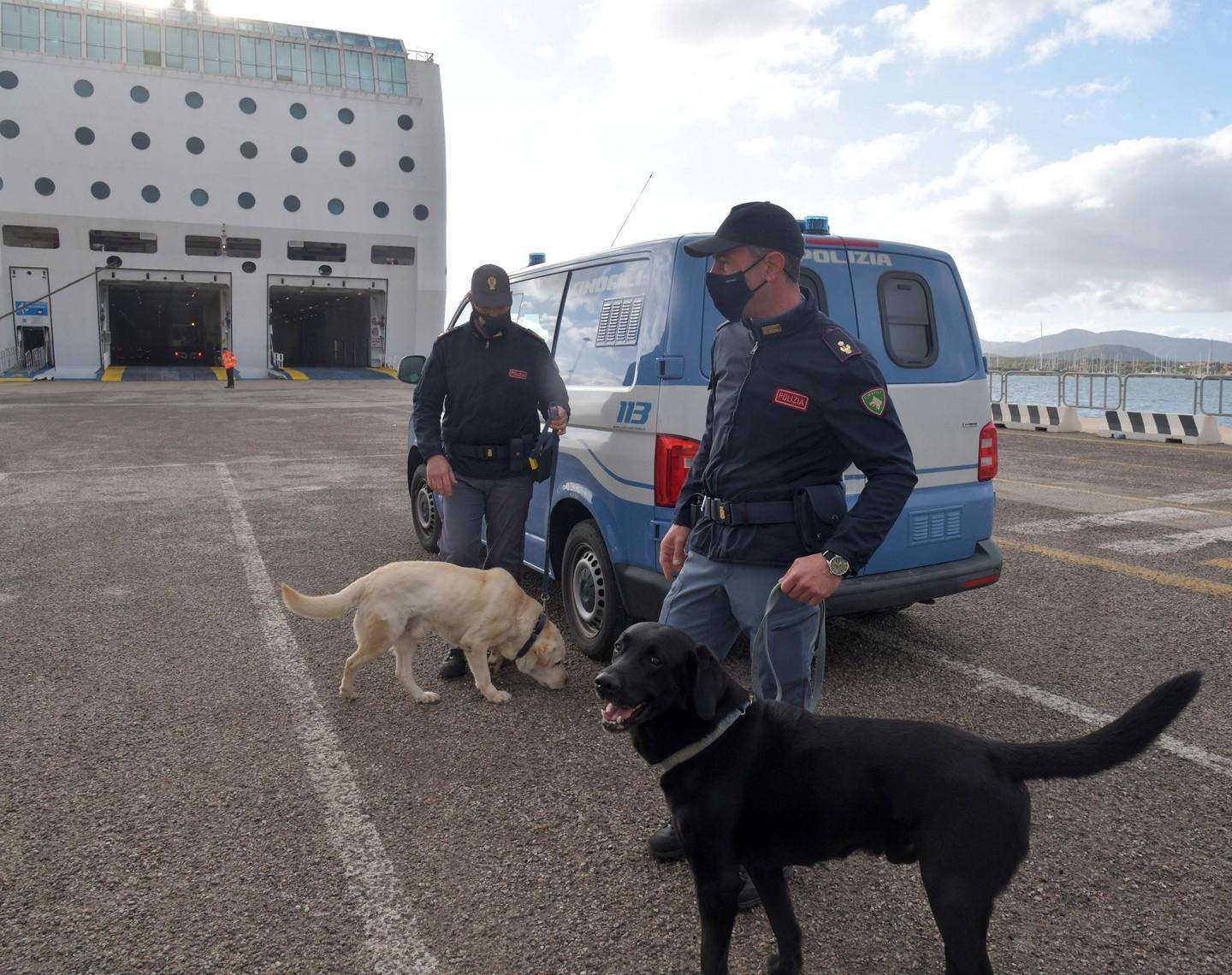 Olbia, i controlli della polizia di frontiera all'Isola Bianca: accoglienti ma vigili 