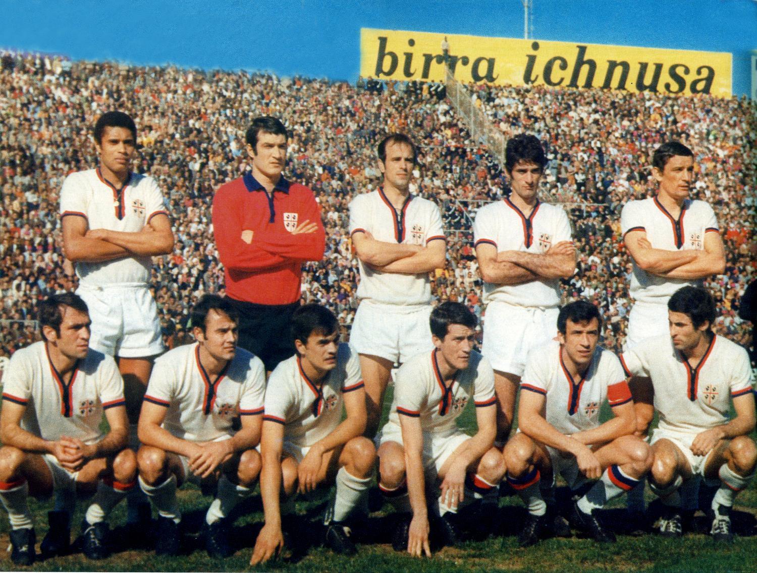 Una formazione del Cagliari campione d'Italia 1969/70
