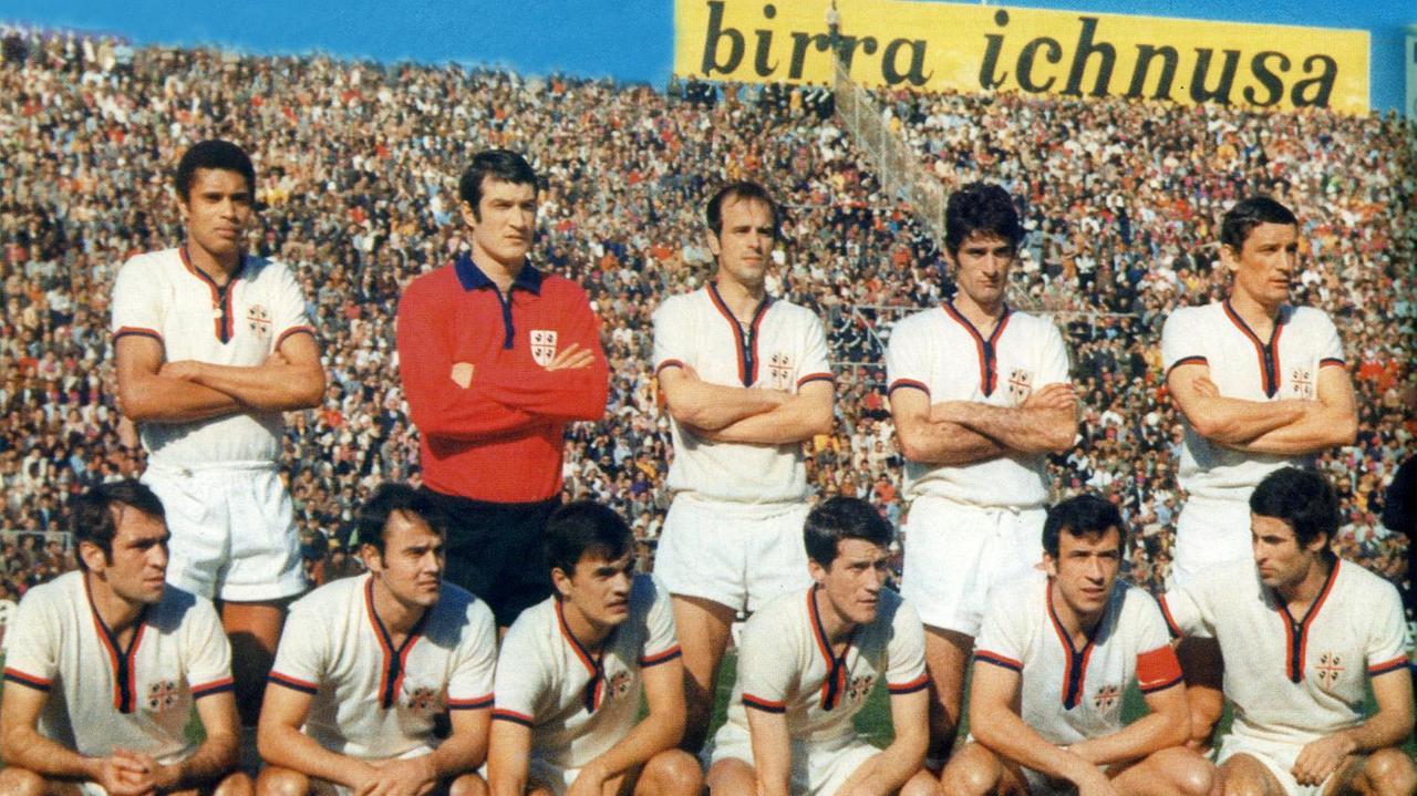 Una formazione del Cagliari campione d'Italia 1969/70