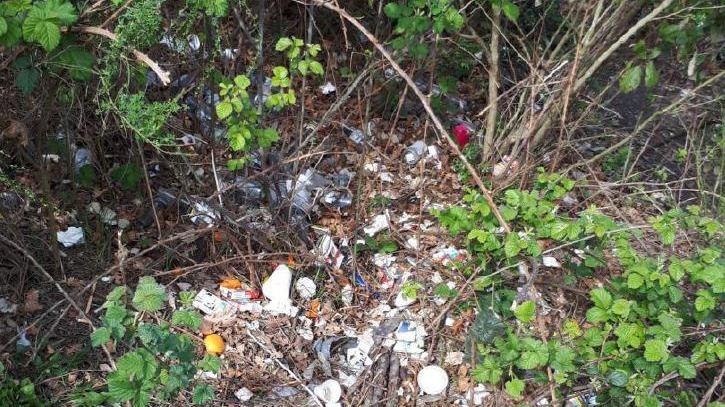 Un’immagine di inquinamento e abbandono scattate dagli attivisti di Italia Nostra