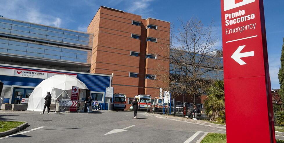 L’ingresso dell’ospedale Versilia lato pronto soccorso