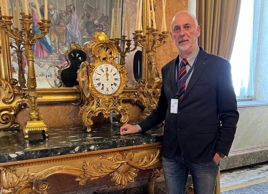 Andrea Palmieri nel palazzo del Quirinale e accanto alcuni degli orologi che in questi mesi dovrà sistemare e controllare