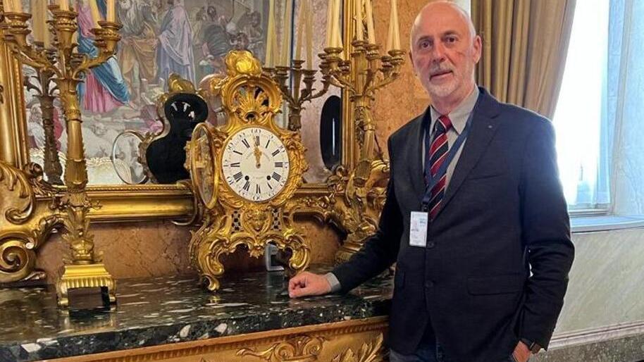 Andrea Palmieri nel palazzo del Quirinale e accanto alcuni degli orologi che in questi mesi dovrà sistemare e controllare