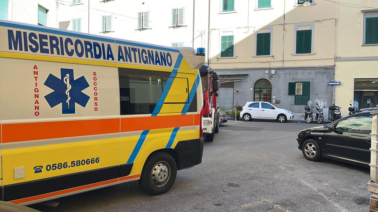 La Misericordia di Antignano e i vigili del fuoco sul posto