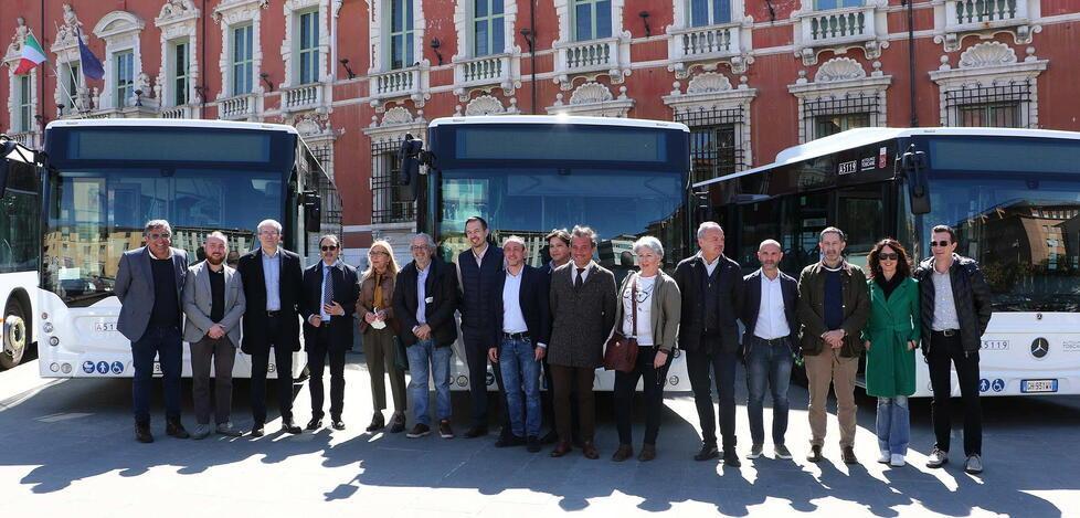 Sette nuovi bus da 108 passeggeri adatti a disabili e carrozzine 