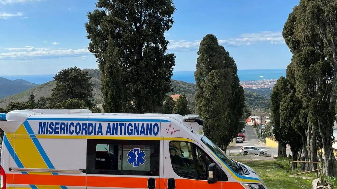 Un'ambulanza della Misericordia di Antignano (foto d'archivio)