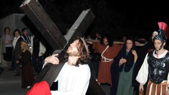 Una recente Via Crucis nel borgo di Bibbona