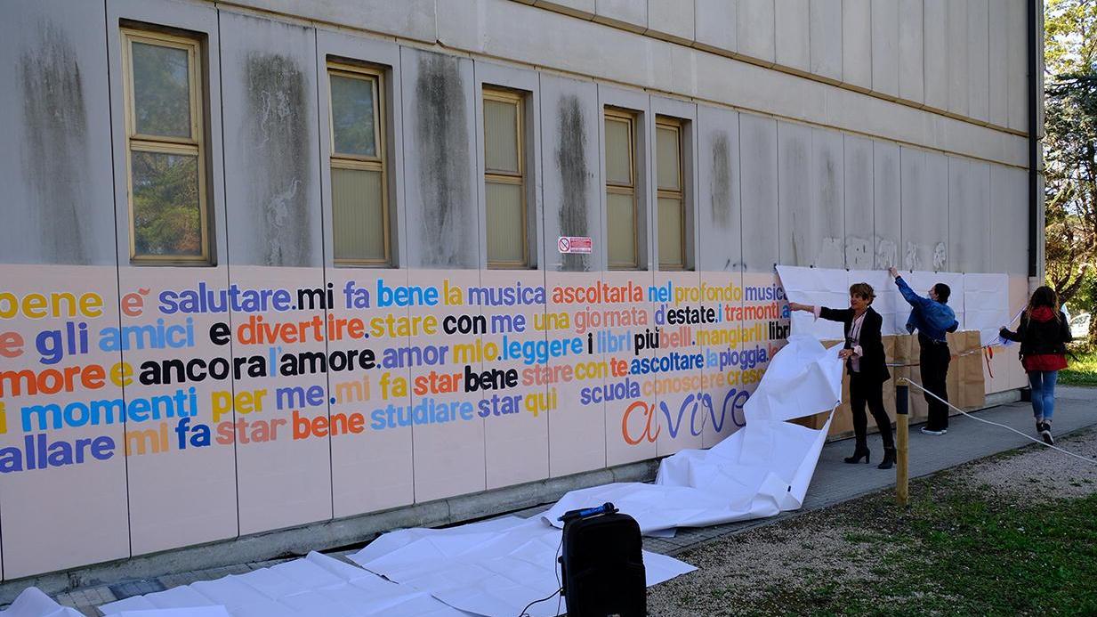 Al Fermi di Cecina la creatività dei giovani cecinesi esplode nel murale “Vitalmente”