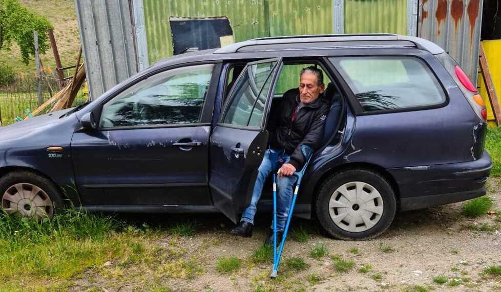 Luigi D’Amato sull’auto dove vive da due anni: ora chiede un aiuto al Comune di Quarrata