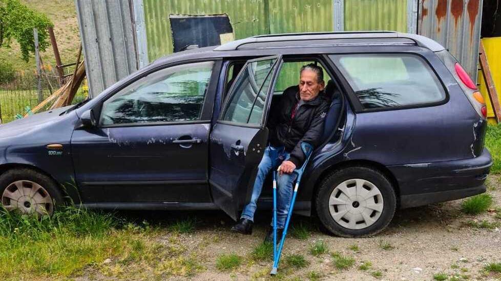 Luigi D’Amato sull’auto dove vive da due anni: ora chiede un aiuto al Comune di Quarrata