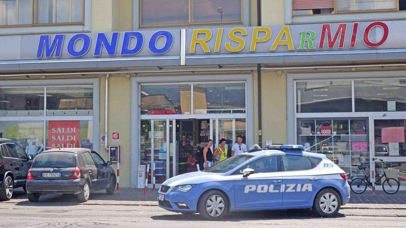 Polizia nel piazzale di Mondo Risparmio