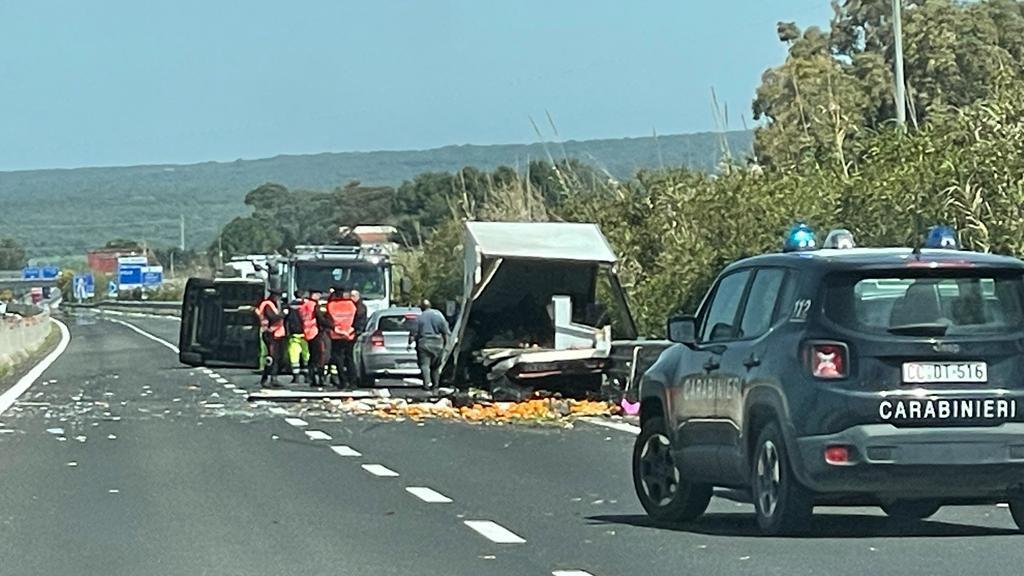 L'incidente di stamane con il camion tamponato e, sullo sfondo, il furgone ribaltato