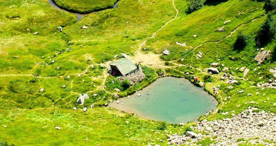 Lago turchino piccola perla tra le rocce 