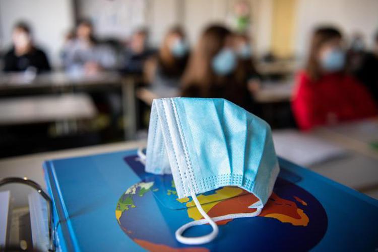 Mascherine a scuola, obbligo solo dalle elementari: pronta la modifica