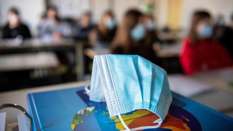 Mascherine a scuola, obbligo solo dalle elementari: pronta la modifica