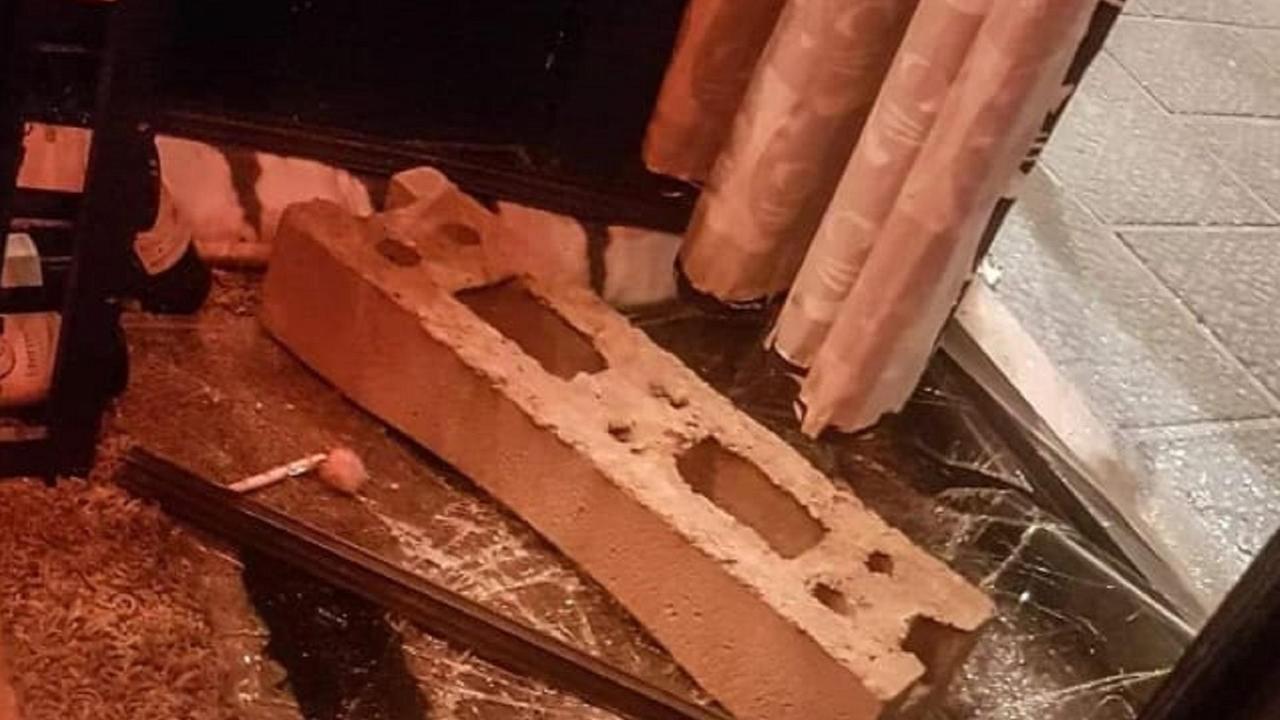 Il pezzo di cemento e la vetrata distrutta